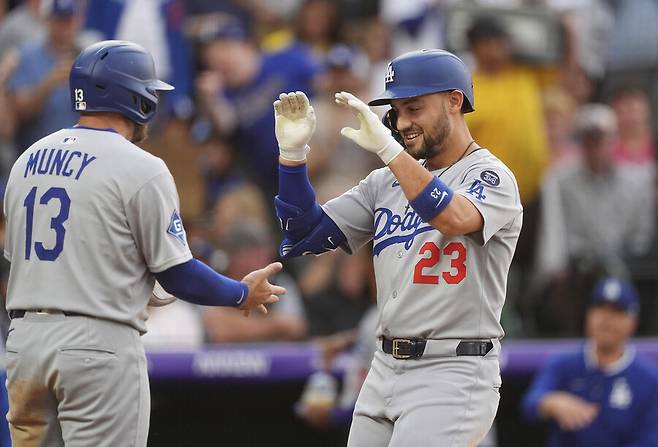 ▲ 25일(한국시간) 미국 콜로라도주 덴버 쿠어스필드에서 열리는 2025 메이저리그 콜로라도 로키스와 경기에서 역전 3점 홈런을 쏘아올린 마이클 콘포토. ⓒ연합뉴스/AP