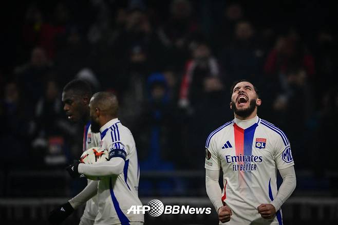 지난 시즌까지 올랭피크 리옹에서 뛰다 맨체스터 시티로 이적한 라얀 셰르키(오른쪽). /AFPBBNews=뉴스1