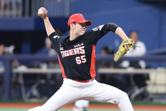 KIA 성영탁이 24일 키움전 6회말 등판해 투구하고 있다. /사진=KIA 타이거즈 제공