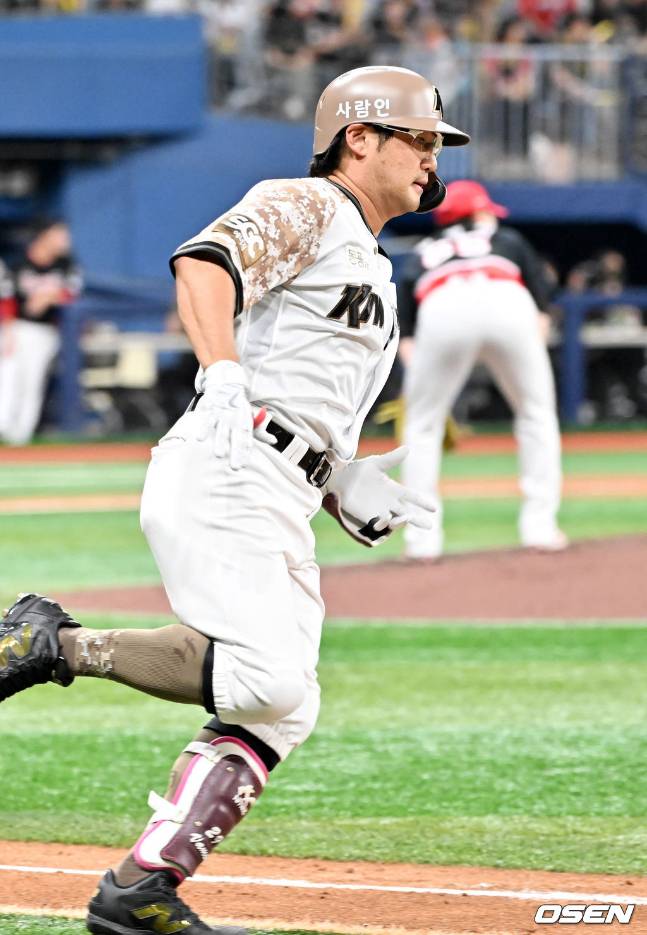 결승 스리런 홈런을 날린 임지열(왼쪽)과 아쉬워하는 성영탁.