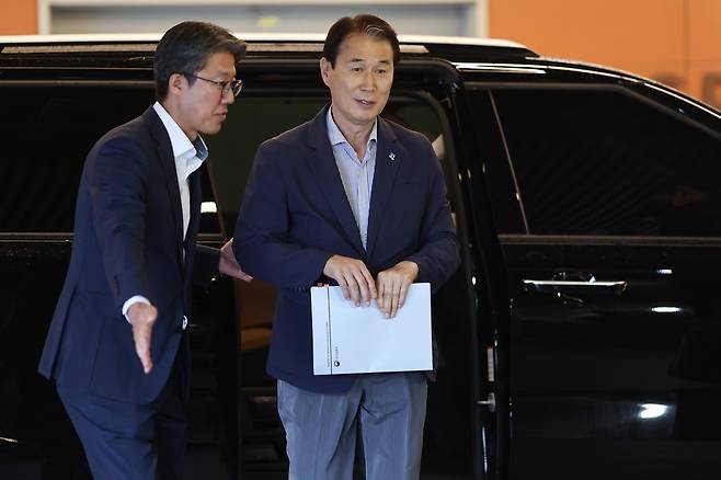 권오을 국가보훈부 장관 후보자가 25일 청문회 준비 사무실이 마련된 서울스퀘어 건물에 도착해 차에서 내리고 있다. 연합뉴스