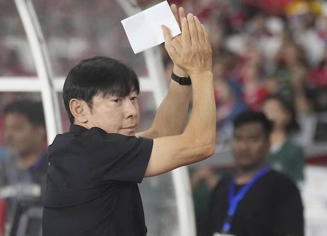 인도네시아 매체 '볼라가' 24일(한국시간) 인도네시아 축구 대표팀 베컴 푸트라가 일본 축구 대표팀 주장인 엔도 와타루와 나눴던 대화를 소개했다고 보도했다.신태용 전 인도네시아 감독이 원한던 꿈을 일본 축구 국가대표팀 주장이 응원했다는 비하인드가 전해졌다. 연합뉴스