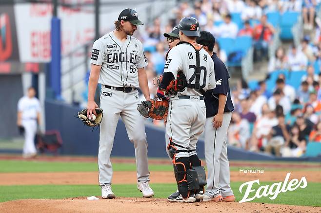 한화 이글스 라이언 와이스는 25일 대구삼성라이온즈파크에서 열린 2025 신한 SOL Bank KBO리그 삼성 라이온즈와의 원정경기에서 선발투수로 등판했으나 3이닝 6피안타(1피홈런) 2사사구 1탈삼진 5실점(3자책점)을 기록하고 교체됐다. 한화 이글스