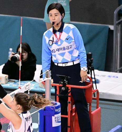 주심으로 활약하던 시절의 전영아 심판위원장 [한국배구연맹 제공. 재판매 및 DB 금지]