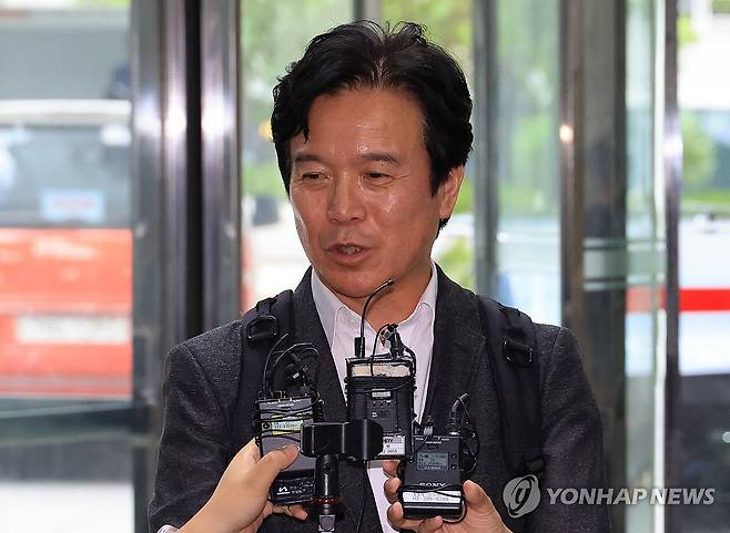 질문에 답하는 김영훈 고용노동부 장관 후보자 (서울=연합뉴스) 최재구 기자 = 김영훈 고용노동부 장관 후보자가 24일 인사청문회 준비 사무실이 위치한 서울 중구 서울지방고용노동청으로 들어서며 기자의 질문에 답하고 있다 . 2025.6.24 jjaeck9@yna.co.kr