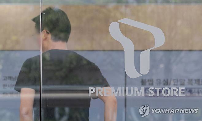 '해킹 사고' SKT, 24일부터 신규 영업 중단 해제 (서울=연합뉴스) 김인철 기자 = 과학기술정보통신부가 사이버 침해 사고로 SK텔레콤에 부여한 신규영업 중단을 24일부터 해제한다고 밝힌 23일 서울 시내의 한 SK텔레콤 매장 모습. 2025.6.23 yatoya@yna.co.kr