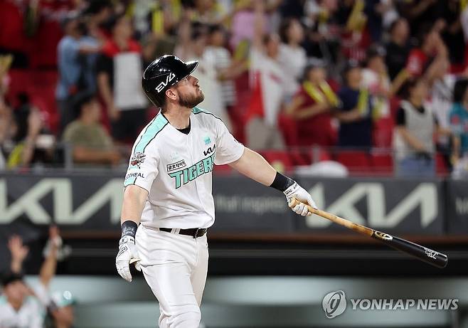 위즈덤, 승부에 쐐기 박는 홈런 (광주=연합뉴스) 조남수 기자 = 19일 광주 기아챔피언스필드에서 열린 프로야구 kt wiz와 KIA 타이거즈의 경기. KIA 위즈덤이 7회말에 투런홈런을 날리며 타구를 바라보고 있다. 2025.6.19 iso64@yna.co.kr