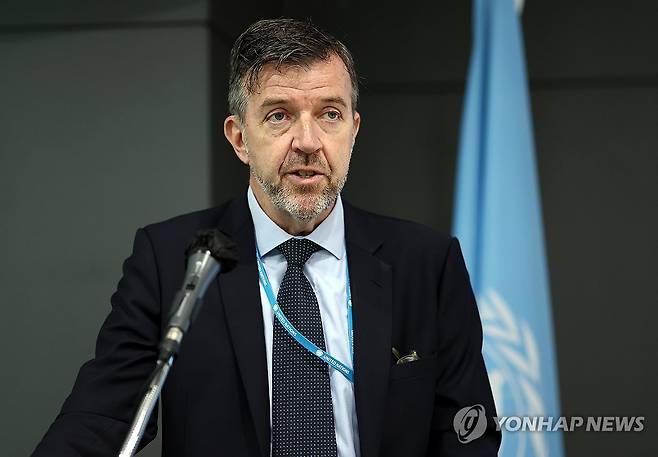 개회사하는 제임스 히난 사무소장 (서울=연합뉴스) 윤동진 기자 = 제임스 히난 유엔 북한인권사무소장이 25일 서울글로벌센터에서 열린 '유엔 북한인권서울사무소, 피해자 및 증인이 바라보는 지난 10년 간의 조선민주주의인민공화국 내 인권 상황' 공개 세션에서 개회사를 하고 있다. 2025.6.25 mon@yna.co.kr