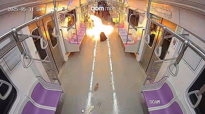 지하철 방화 60대 구속기소 "테러 준하는 살상행위"…CCTV 공개 (서울=연합뉴스) 서울남부지검 '지하철 5호선 방화 사건' 전담수사팀(팀장 손상희 부장검사)은 25일 살인미수와 현존전차방화치상, 철도안전법 위반 혐의로 원모(67)씨를 구속기소 했다고 밝혔다. 경찰 단계에서는 없었던 살인미수 혐의 등이 추가 적용됐다. 사진은 방화 현장 CCTV. 2025.6.25  [서울남부지검 제공. 재판매 및 DB 금지] photo@yna.co.kr