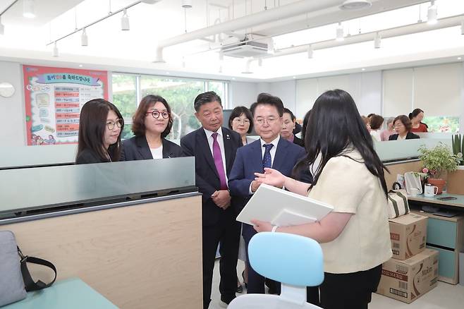 봄내여성커뮤니티센터 둘러보는 육동한 춘천시장 [춘천시 제공.재판매 및 DB 금지]