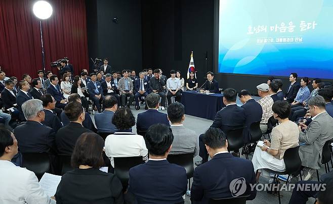 이재명 대통령, 광주시민·전남도민 타운홀미팅 발언 (광주=연합뉴스) 홍해인 기자 = 이재명 대통령이 25일 광주광역시 국립아시아문화전당에서 열린 '광주시민·전남도민 타운홀미팅'에 참석해 발언하고 있다. 2025.6.25 [대통령실통신사진기자단] hihong@yna.co.kr