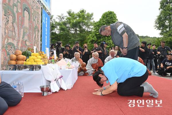 24일 오전 화성시 전곡리 아리셀 참사 화재현장에서 ‘아리셀 참사 1주기 현장 추모 위령제’가 진행되고 있다. 2025.6.24 /최은성기자 ces7198@kyeongin.com