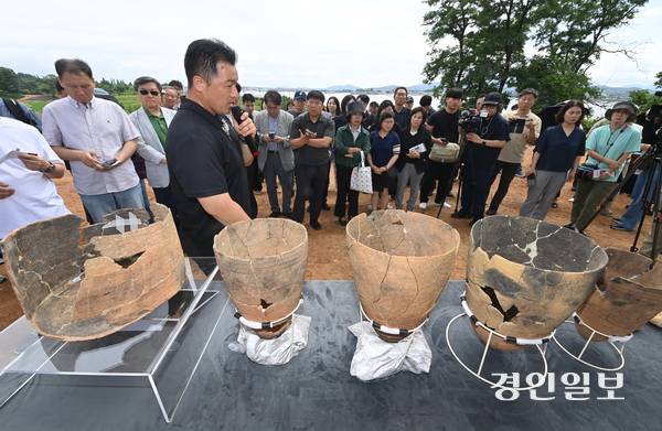 26일 김포시 대곶면 신안리에서 신석기 시대 주거 유적지 발굴조사 현장 설명회가 진행되고 있다. 2025.6.26 /최은성기자 ces7198@kyeongin.com