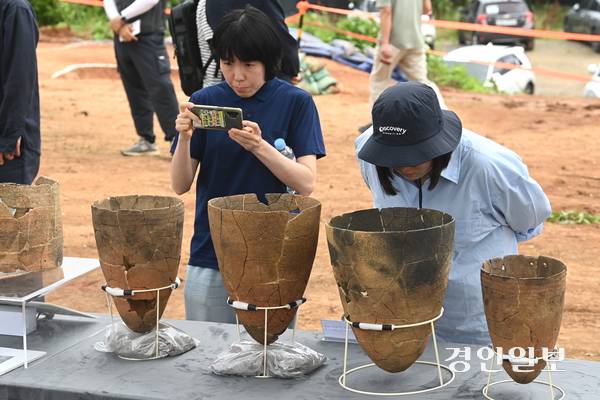 26일 김포시 대곶면 신안리에서 신석기 시대 주거 유적지 발굴조사 현장 설명회가 진행되고 있다. 2025.6.26 /최은성기자 ces7198@kyeongin.com