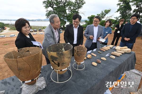 26일 김포시 대곶면 신안리에서 신석기 시대 주거 유적지 발굴조사 현장 설명회가 진행되고 있다. 2025.6.26 /최은성기자 ces7198@kyeongin.com