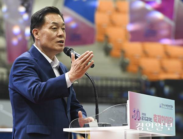 18일 ‘제35회 장애인의 날 기념식 및 제30회 경기도장애인축제한마당’이 열린 수원시 장안구 수원종합운동장 실내체육관에서 이재준 수원특례시장이 축사를 하고 있다. 2025.6.18 /이지훈기자 jhlee@kyeongin.com