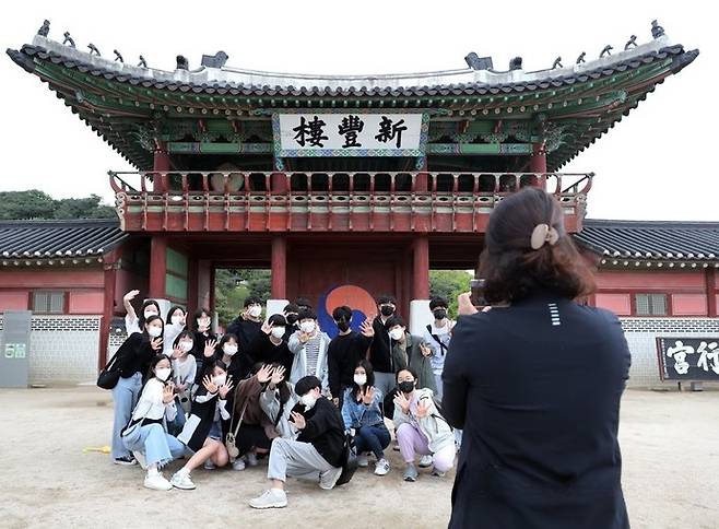 지난 2022년 4월 29일 수원시 팔달구 화성행궁에서 코로나19 거리두기 해제 이후 처음으로 현장 체험학습을 나온 칠보중학교 학생들이 기념사진을 찍고 있다. 연합뉴스