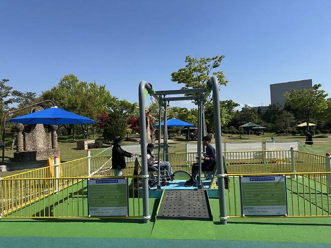 대전 둔산대공원 한밭수목원(동원)에 있는 무장애 어린이놀이터. 전국 지자체 최초로 통합형 휠체어 그네(플라잉카)를 포함한 무장애 놀이시설들이 있다. 사진제공=대전시