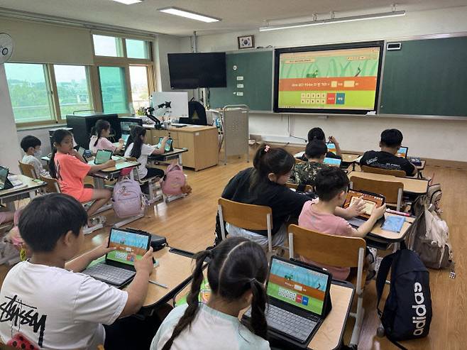 똑똑 수학탐험대를 통해 수업 중인 아이들.