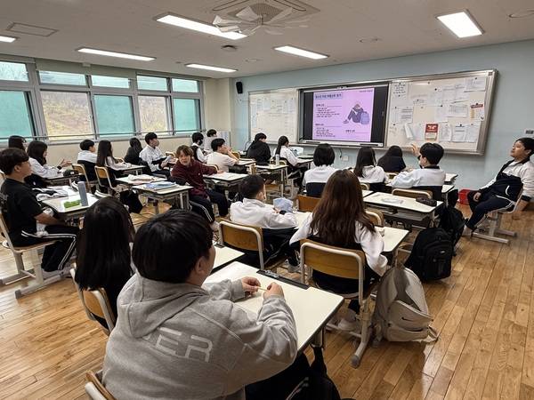 ▲ 아산시정신건강복지센터와 협력하여 운영한 '찾아가는 생명존중(자살예방) 교육: 생명 이어달리기' 수업 참여 모습.