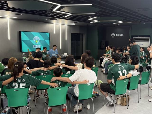지난 25일 오후 7시부터 진행된 전북현대 '축구톡톡' 공개 방송에 당첨된 팬(방청객)들이 선수들과 함께 어깨동무를 하고 '오오렐레'를 하고 있다. 박현우 기자