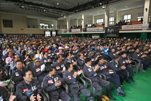 ◇제10회 진폐 재해자의 날 행사가 26일 사북읍 청소년장학센터에서 최승준 정선군수를 비롯한 전영기 정선군의장, 이철규 국회의원 등 기관단체장과 전국 10개 도시 진폐 관련 단체 회원 등 1,000여명이 참석한 가운데 열렸다.