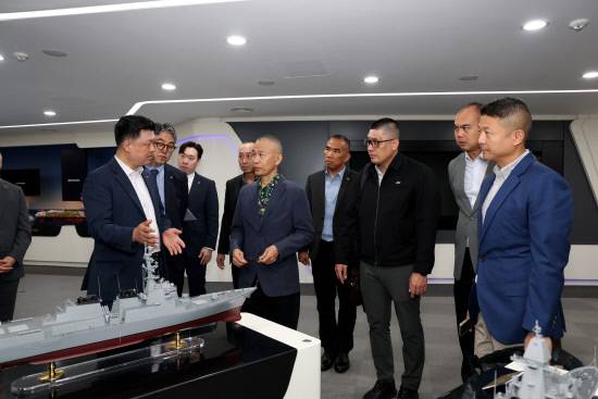 지난 25일 한화오션 거제사업장을 방문한 태국 해군 대표단이 한화오션 특수선사업부 관계자의 설명을 듣고 있다. 사진=한화오션
