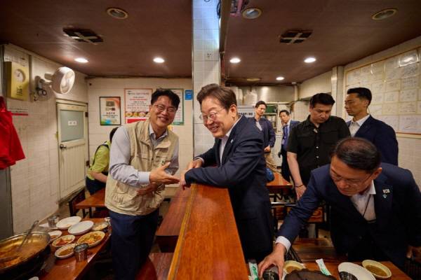 이재명 대통령이 26일 용산 골목상권을 방문, 자영업 현장을 살폈다. 대통령실