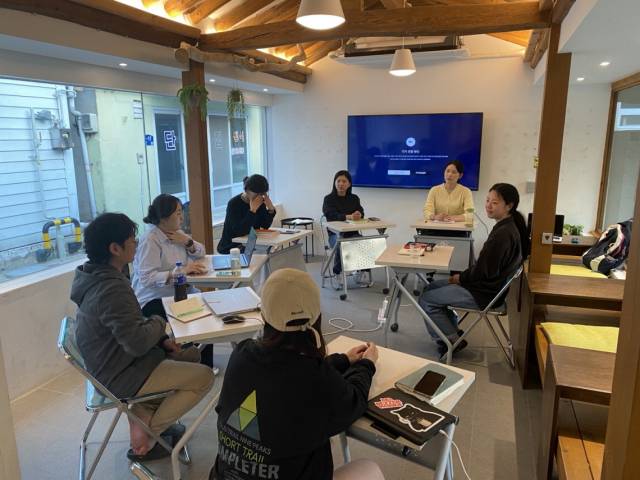도시재생사업으로 조성된 남해군 청년센터 바라에서 청년들이 회의를 하고 있다./경남도/
