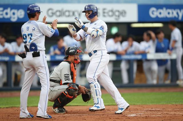 25일 대구 삼성라이온즈파크에서 열린 한화 이글스와 삼성 라이온즈의 경기에서 삼성 박병호가 솔로 홈런을 친 후 홈으로 들어오며 기뻐하고 있다.