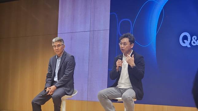26일 서울 송파구 삼성SDS 잠실캠퍼스에서 열린 미디어데이에서 이호준 클라우드서비스사업부장(왼쪽), 송해구 솔루션사업부장(오른쪽)이 기자들의 질문에 답하고 있다. /사진=비즈워치