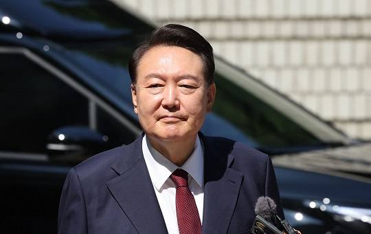 윤석열 전 대통령이 23일 서울 서초구 서울중앙지방법원에서 열린 내란 우두머리 혐의·직권남용 권리행사 방해 혐의 사건 8차 공판에 출석하고 있다. 사진=뉴시스