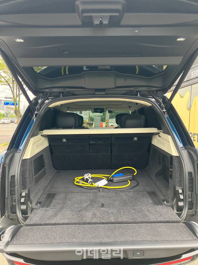 ‘올 뉴 레인지로버 스탠더드휠베이스(SWB) P550e 오토바이오그래피’ 트렁크 공간 (사진=정병묵 기자)