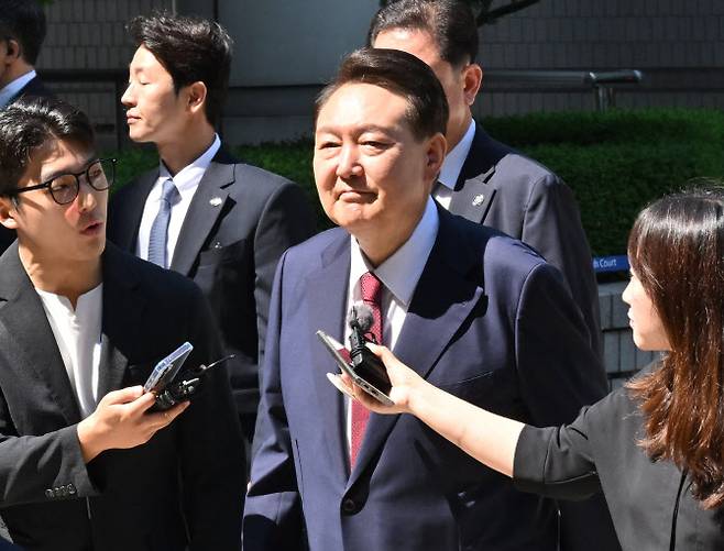 윤석열 전 대통령이 23일 서울 서초구 서울중앙지방법원에서 열린 내란 우두머리 혐의·직권남용 권리행사 방해 혐의 사건 8차 공판에 출석하고 있다. (사진=연합뉴스)