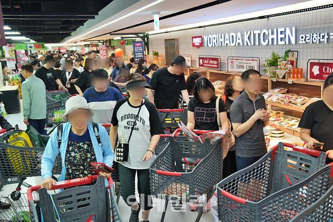26일 오전 경기도 구리시 롯데마트 그랑그로서리 구리점 개점 첫날. 할인 상품을 구매하려는 사람들로 매장은 붐볐다. (사진=롯데마트)