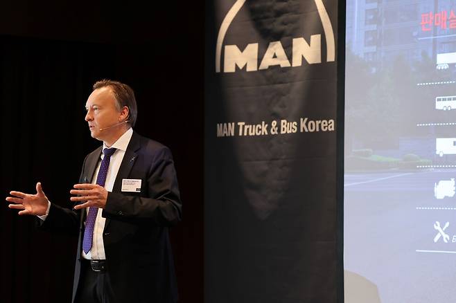 토마스 헤머리히 총괄 부사장이 그룹의 비전과 전략을 설명하고 있다.