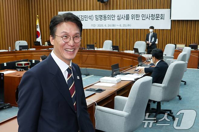 김민석 국무총리 후보자가 25일 오후 서울 여의도 국회에서 인사청문회 속개를 기다리다 정회 후 저녁식사를 위해 이동하고 있다. 이날 청문회는 오후 5시 속개 예정이었으나 국민의힘 의원들은 후보자 자료 미제출을 이유로 회의장에 들어오지 않았다. 민주당은 이종배 위원장에게 오후 8시 반 속개를 요청했다. 2025.6.25/뉴스1 ⓒ News1 안은나 기자