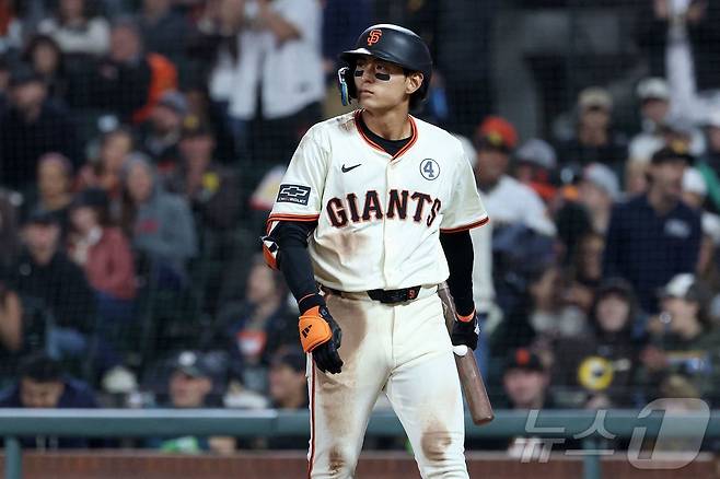 샌프란시스코 자이언츠 이정후가 26일(한국시간) 열리는 2025 메이저리그 마이애미 말린스와 홈 경기에 6번 타자 중견수로 선발 출전한다. ⓒ AFP=뉴스1