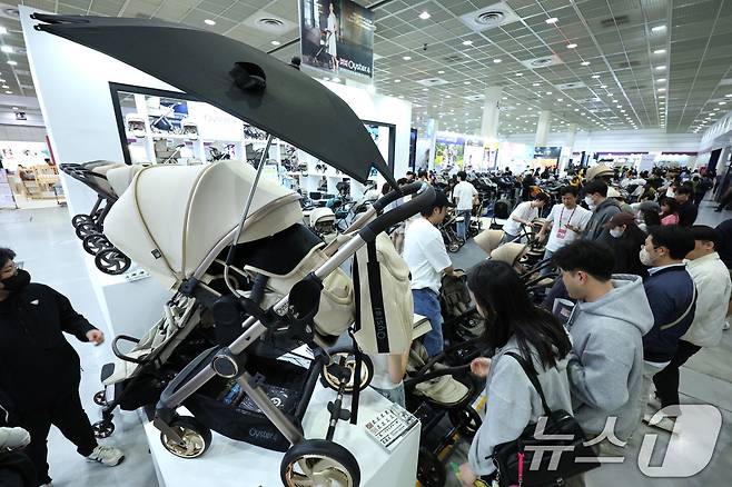 1일 서울 강남구 코엑스에서 열린 코베 베이비페어에서 관람객들이 유아용품을 살펴보고 있다. 2025.5.1/뉴스1 ⓒ News1 신웅수 기자