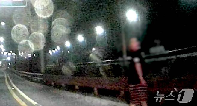 왕복 7차선 도로를 배회하고 있는 A 씨. (경기남부경찰청 제공. 재판매 및 DB 금지) 2025.6.26/뉴스1