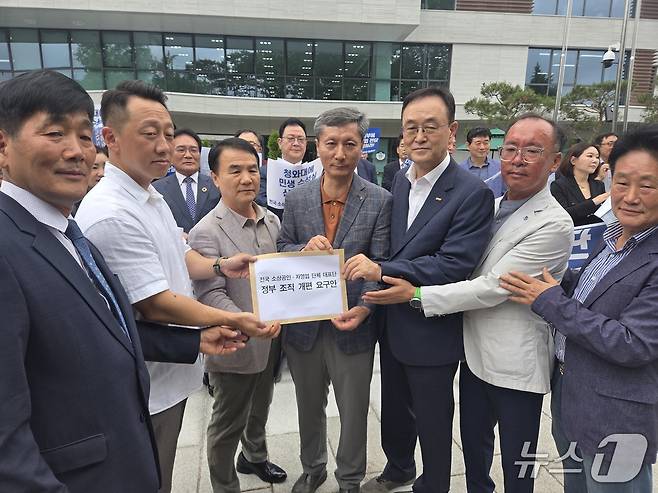 소상공인·자영업 단체 대표들이 26일 오전 서울 종로구 국정기획위원회 앞 기자회견을 마치고 국정기획위원회 조직개편TF에 조직 개편 요구안을 전달하고 있다. 2025.6.26/뉴스1 ⓒ 뉴스1 장시온 기자