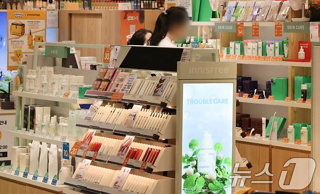 8일 서울 시내의 한 대형마트 화장품코너.(사진은 기사와 관련 없음).  2025.4.8/뉴스1 ⓒ News1 허경 기자