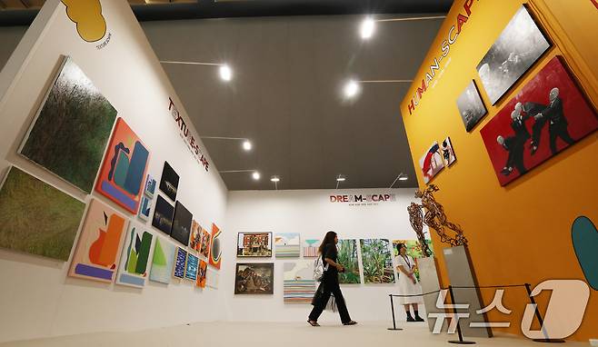 26일 오전 경기 수원시 영통구 수원컨벤션센터에서 열린 '2025 화랑미술제 in 수원'에서 다양한 회화, 조각, 미디어, 설치 등 미술작품들이 전시돼 있다. 2025.6.26/뉴스1 ⓒ News1 김영운 기자