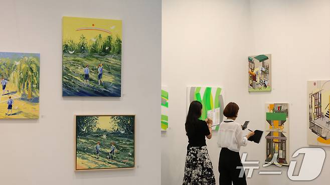 26일 오전 경기 수원시 영통구 수원컨벤션센터에서 열린 '2025 화랑미술제 in 수원'에서 다양한 회화, 조각, 미디어, 설치 등 미술작품들이 전시돼 있다. 2025.6.26/뉴스1 ⓒ News1 김영운 기자