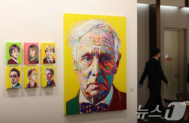 26일 오전 경기 수원시 영통구 수원컨벤션센터에서 열린 '2025 화랑미술제 in 수원'에서 다양한 회화, 조각, 미디어, 설치 등 미술작품들이 전시돼 있다. 2025.6.26/뉴스1 ⓒ News1 김영운 기자