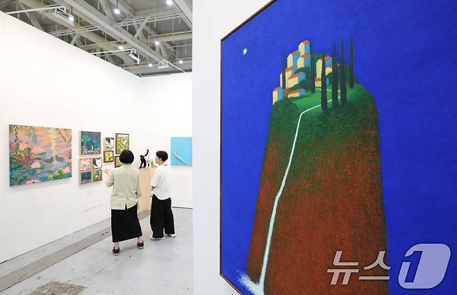 26일 오전 경기 수원시 영통구 수원컨벤션센터에서 열린 '2025 화랑미술제 in 수원'에서 다양한 회화, 조각, 미디어, 설치 등 미술작품들이 전시돼 있다. 2025.6.26/뉴스1 ⓒ News1 김영운 기자