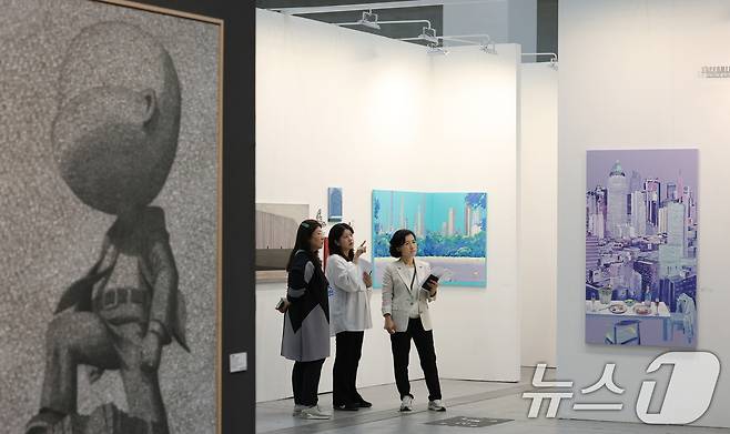 26일 오전 경기 수원시 영통구 수원컨벤션센터에서 열린 '2025 화랑미술제 in 수원'에서 다양한 회화, 조각, 미디어, 설치 등 미술작품들이 전시돼 있다. 2025.6.26/뉴스1 ⓒ News1 김영운 기자