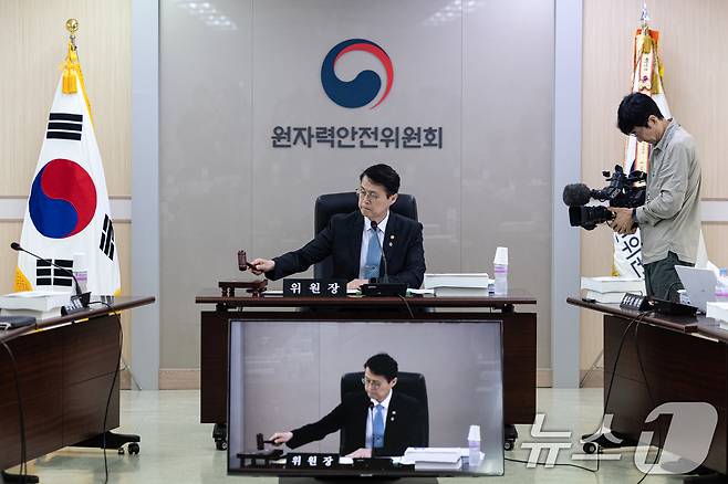 최원호 원자력안전위원회 위원장이 26일 오전 서울 중구 원자력안전위원회(원안위)에서 열린 제216회 전체회의를 주재하고 있다.2025.6.26/뉴스1 ⓒ News1 이승배 기자