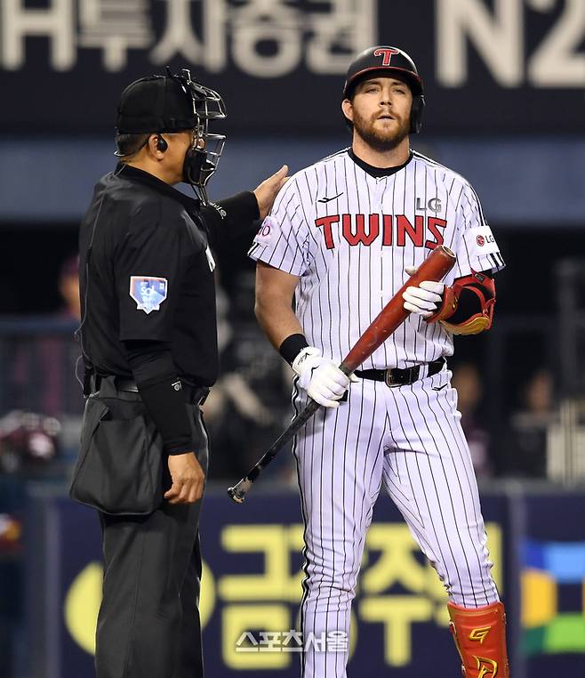 LG 오스틴(오른쪽)이 삼진을 당한 뒤 아쉬워 하고 있다. 잠실 | 박진업 기자 upandup@sportsseoul.com