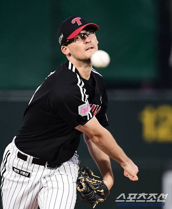 22일 부산 사직야구장에서 열린 KBO리그 롯데와 LG의 경기. 선발 투구하고 있는 코엔윈. 부산=송정헌 기자songs@sportschosun.com/2025.05.22/